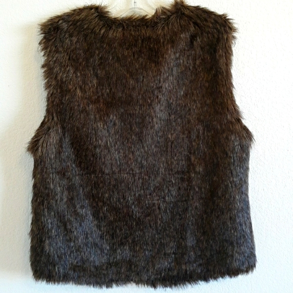 XMAS SALE🎄🥰Gorgeous Faux Fur Vest!! - Picture 3 of 15